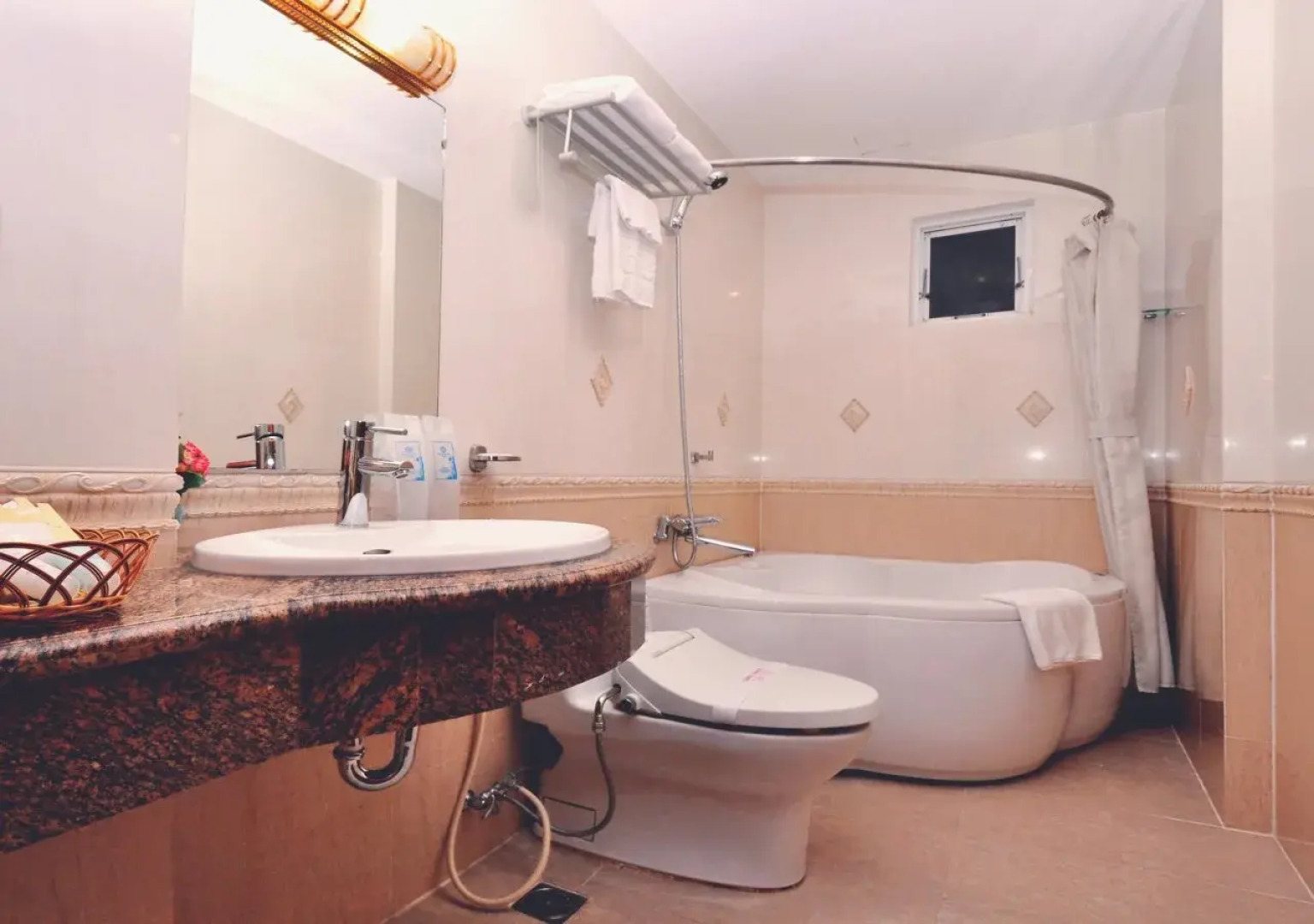 Tan Hoang Long Hotel