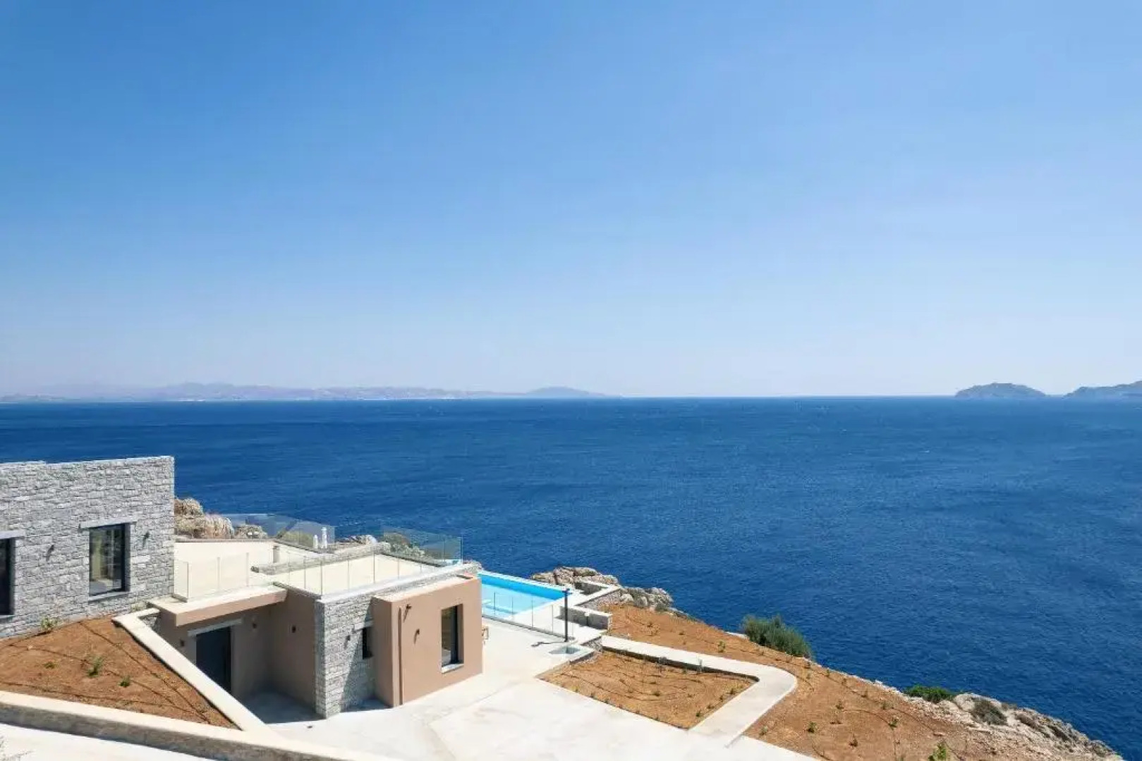 Seafront luxury villa with infinity pool & devine views!