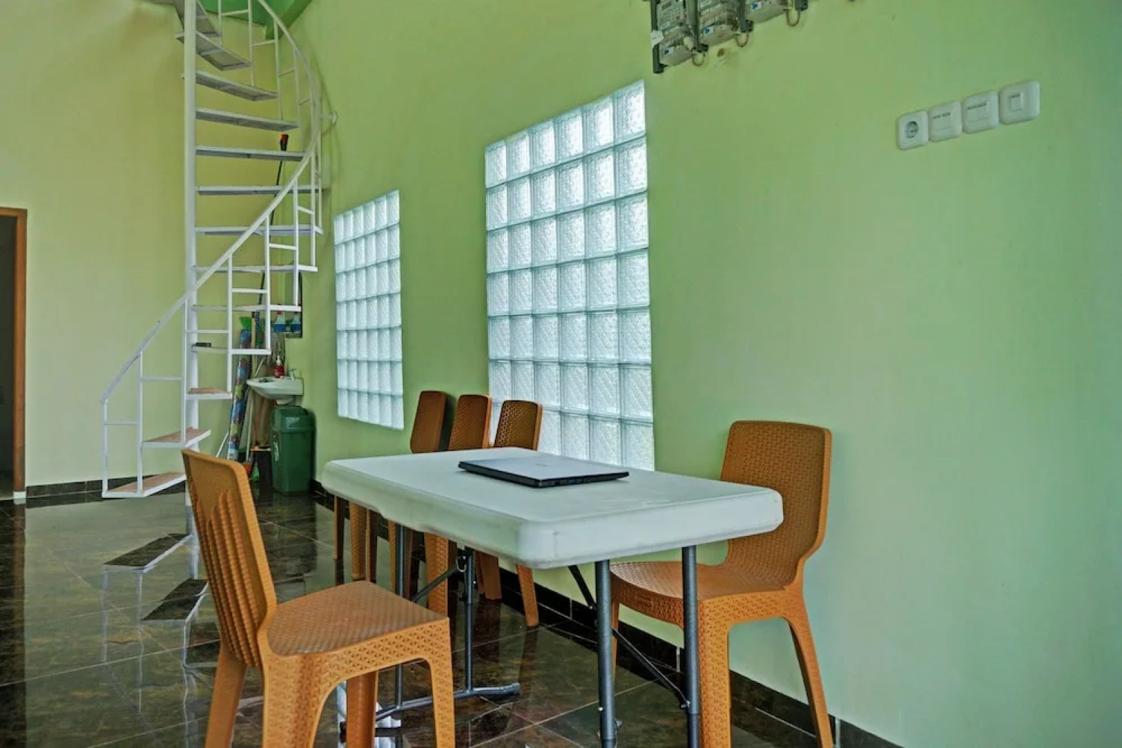 OYO 92293  Pahala Syariah Residence