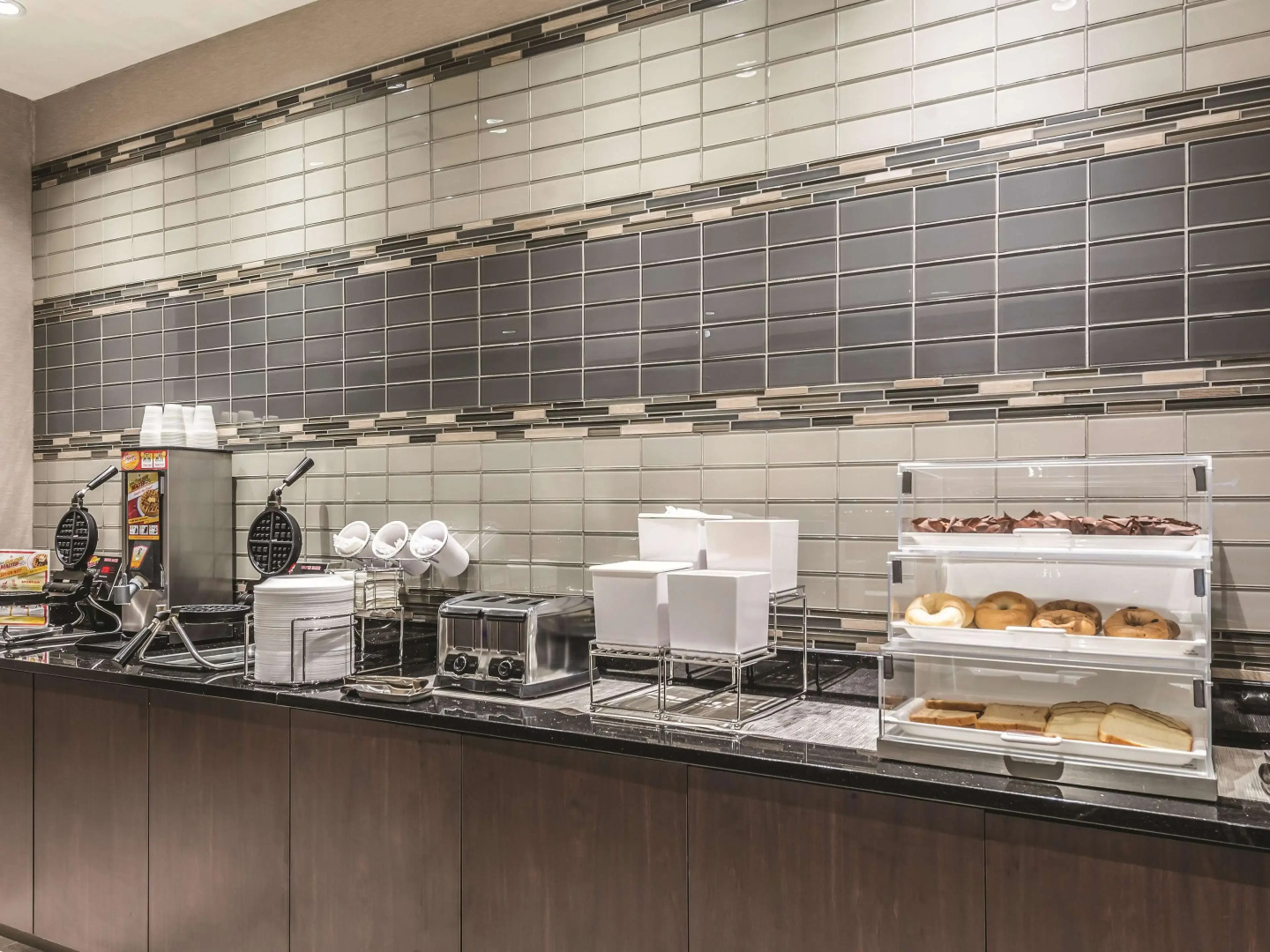 La Quinta Inn & Suites by Wyndham Cincinnati Sharonville