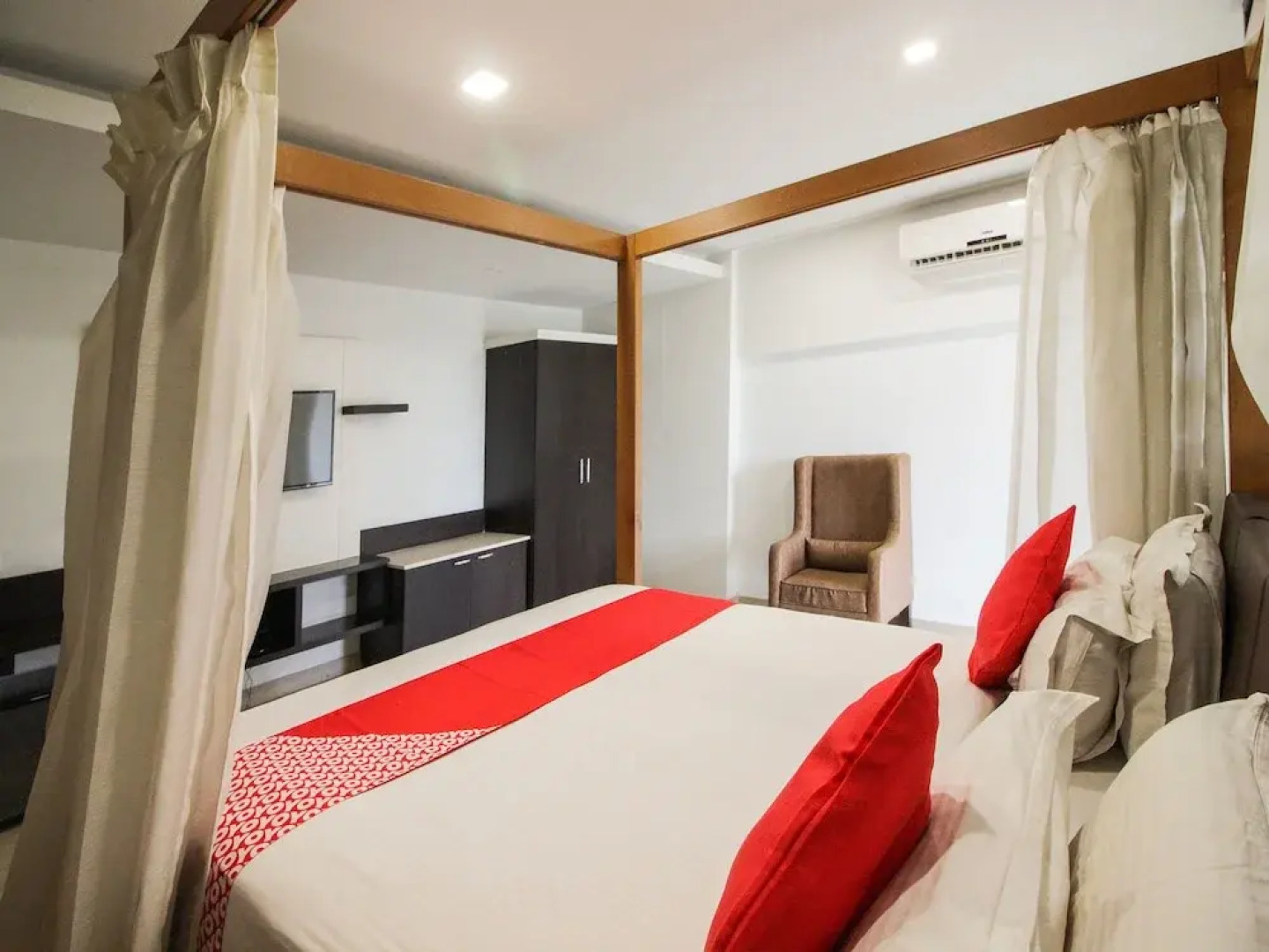 Capital O 15964 NI Ambaari Suites