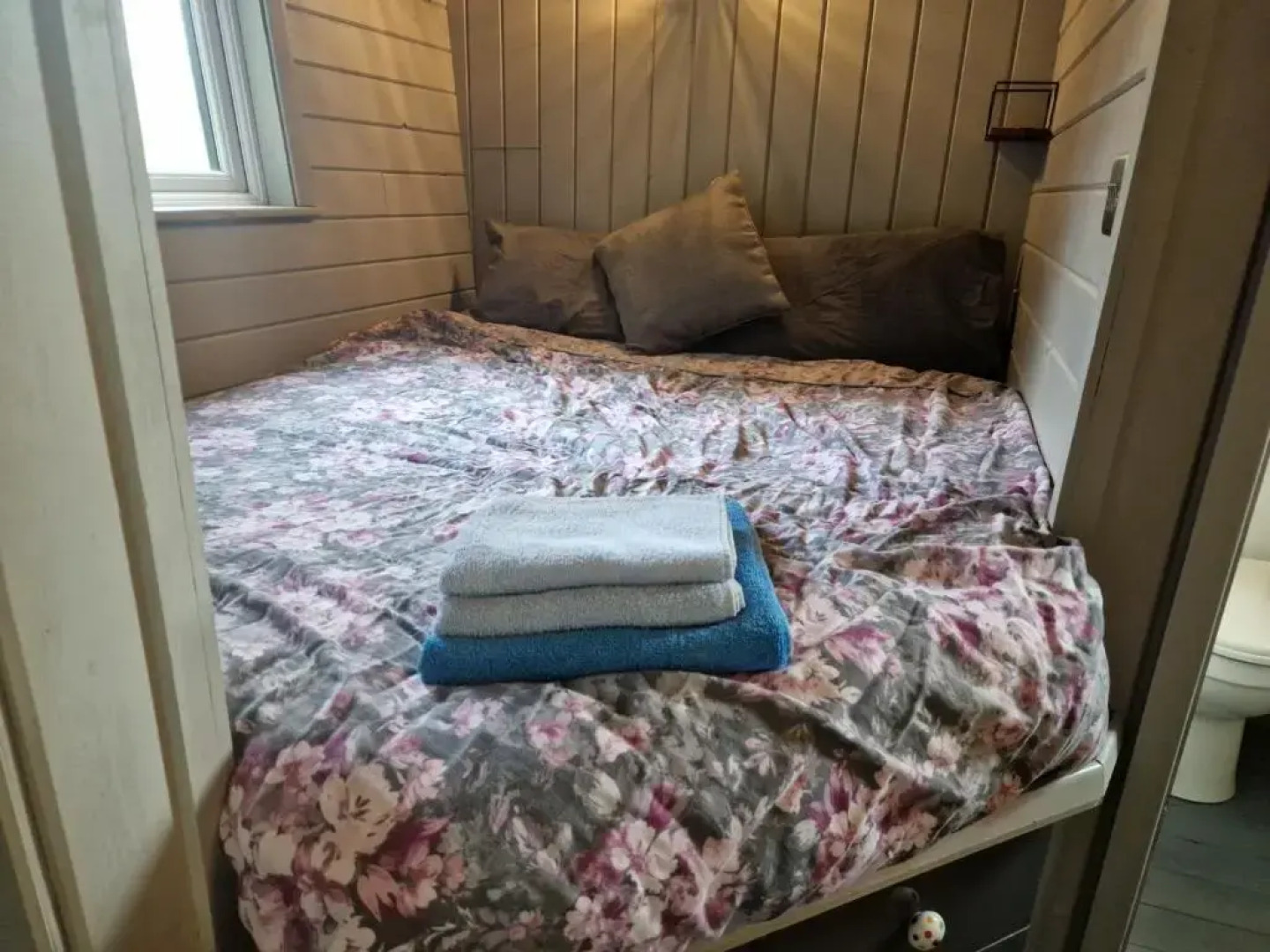 Cabin - Sleeps 2 hot tub & Parking