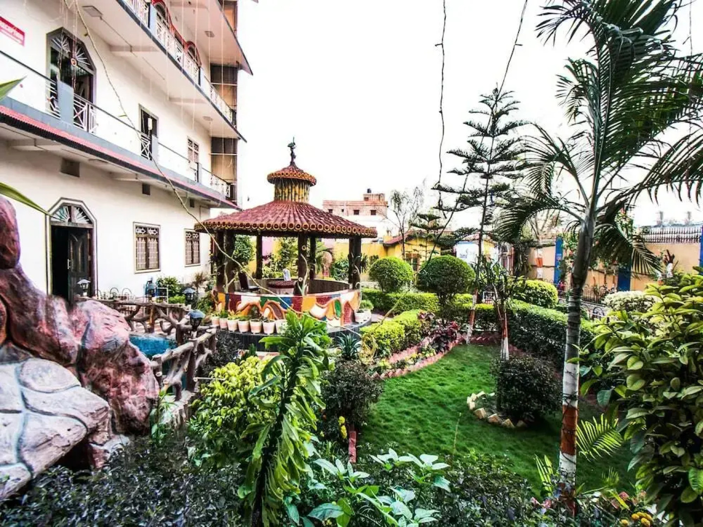 Oyo 28557 Hotel M V International