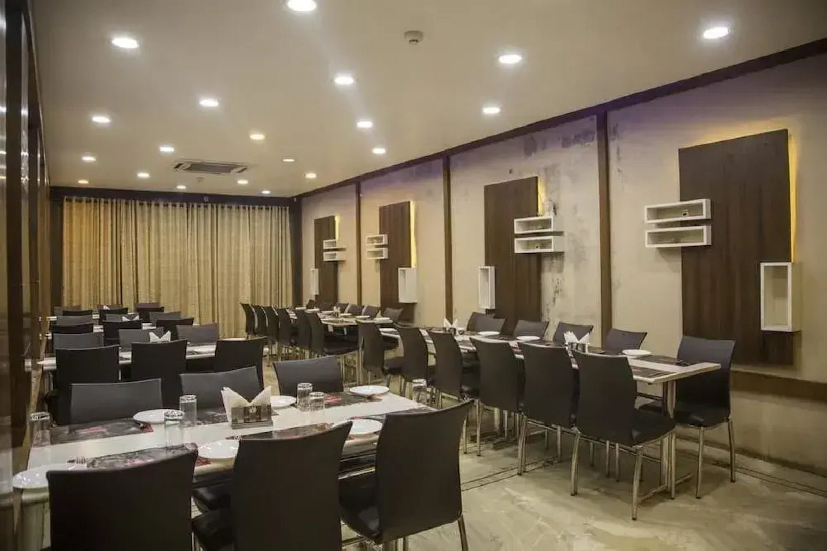 ADB Rooms Hotel Sahiwa