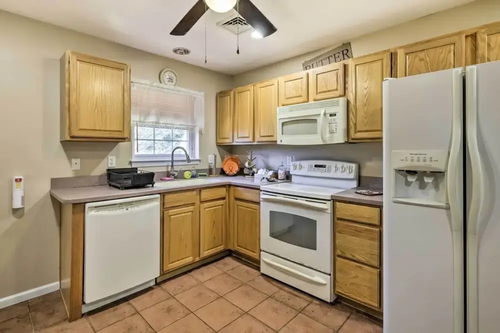 Long Pond Hideaway W/ Deck + Private Hot Tub!