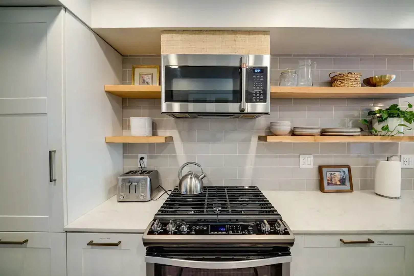 Bakersfield Oasis: Private Pool, Hot Tub & Patio!