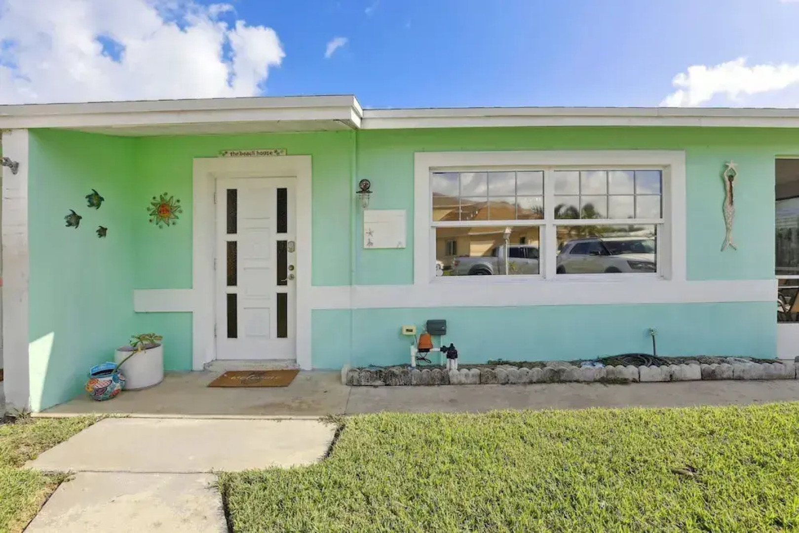 Boat Lovers Paradise: Walk to Private Beach!