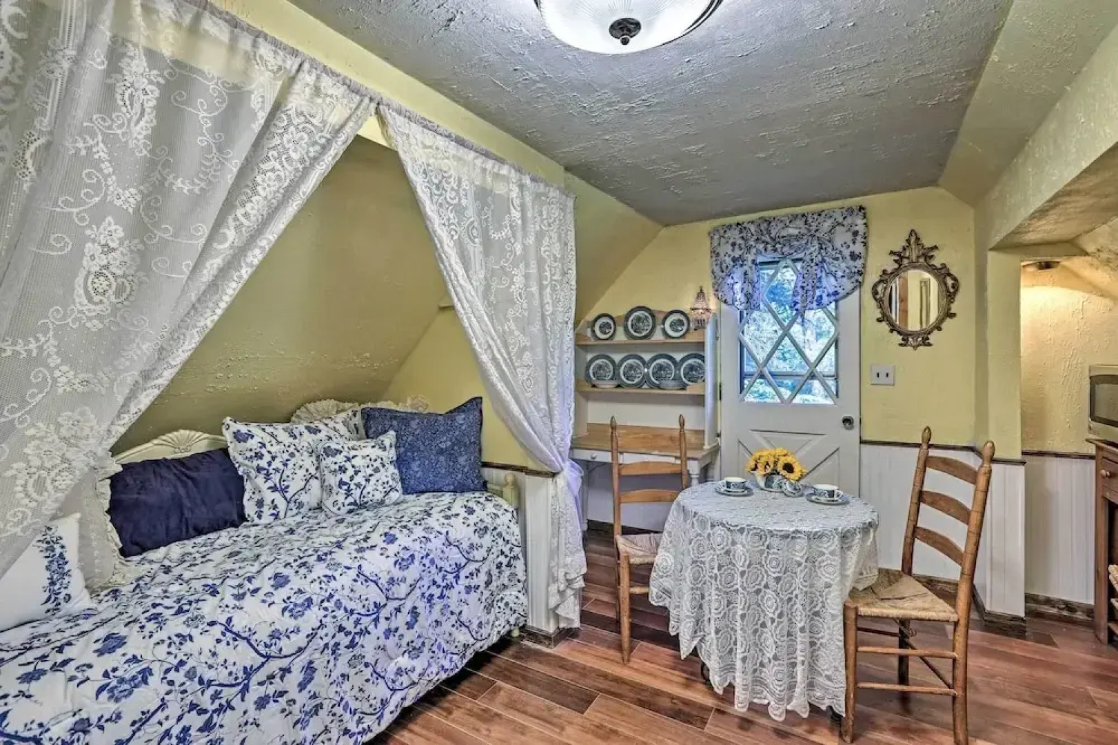 Chicago Creek B & B: 1 Mi to Mt Blue Sky!