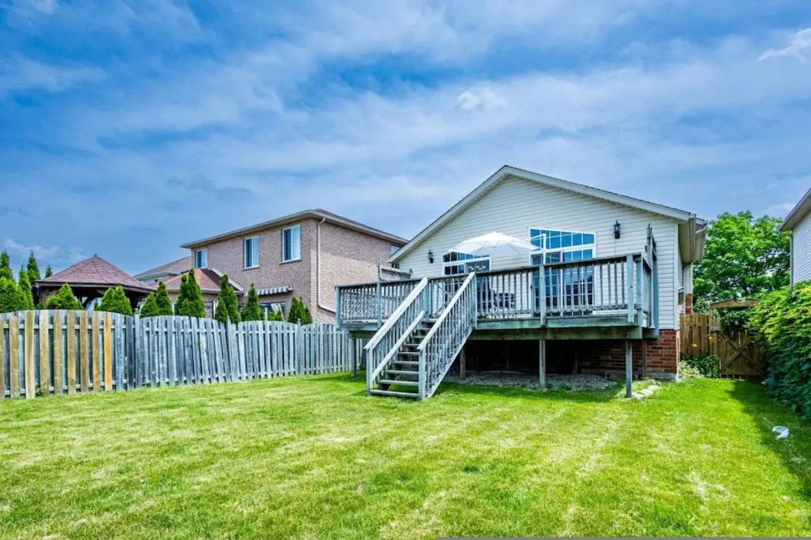 High-ceiling Home Relaxing Patio in Waterloo
