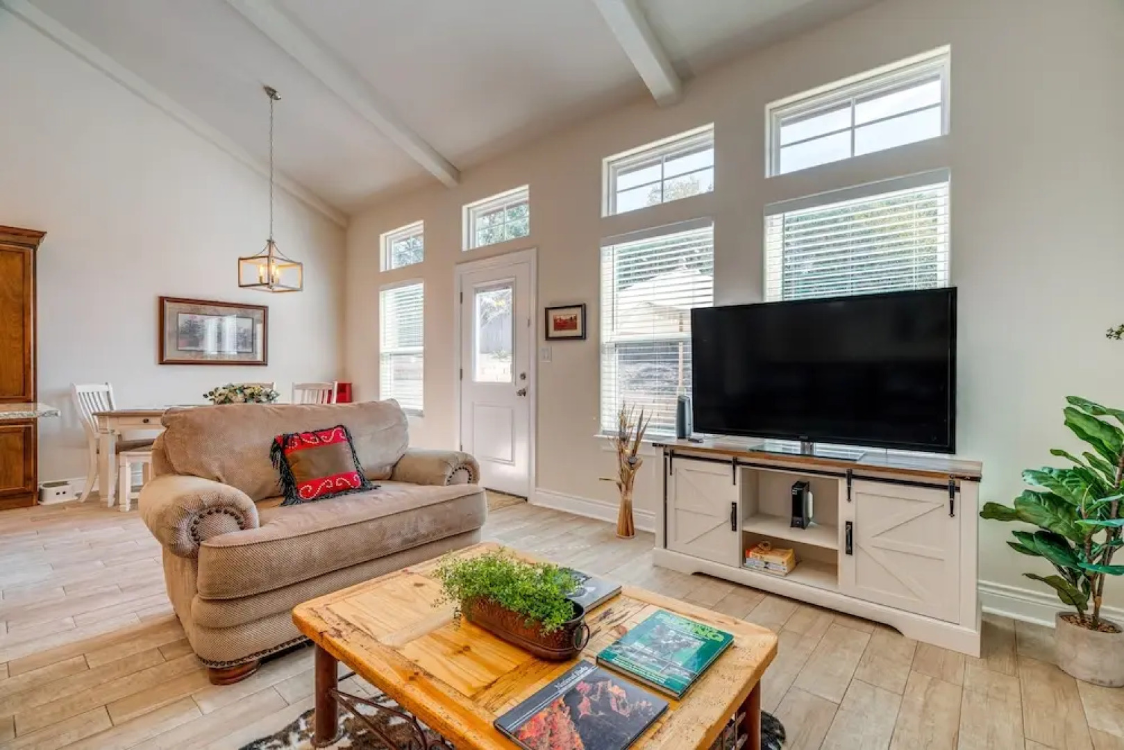 Idyllic Lago Vista Home < 1 Mi to Lake Travis!