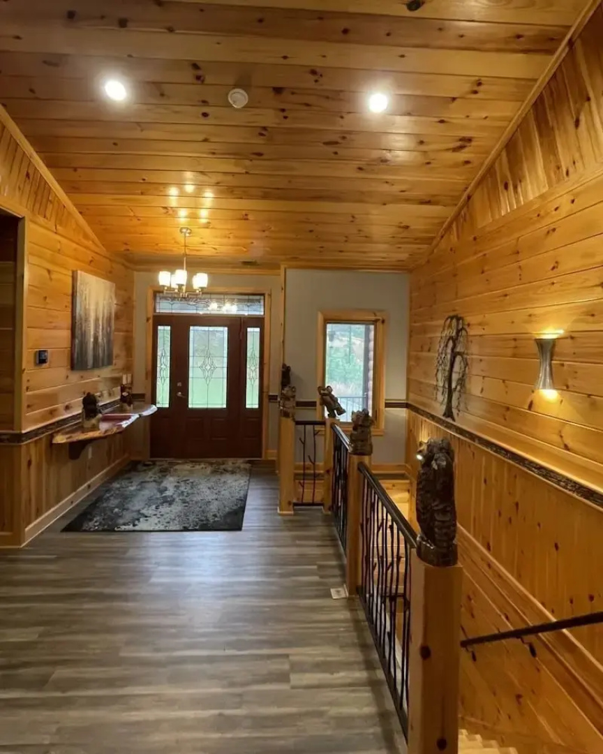Nature lovers dream! Steps from fishing plus 140 acres of hiking! 4 Bedroom Home by RedAwning