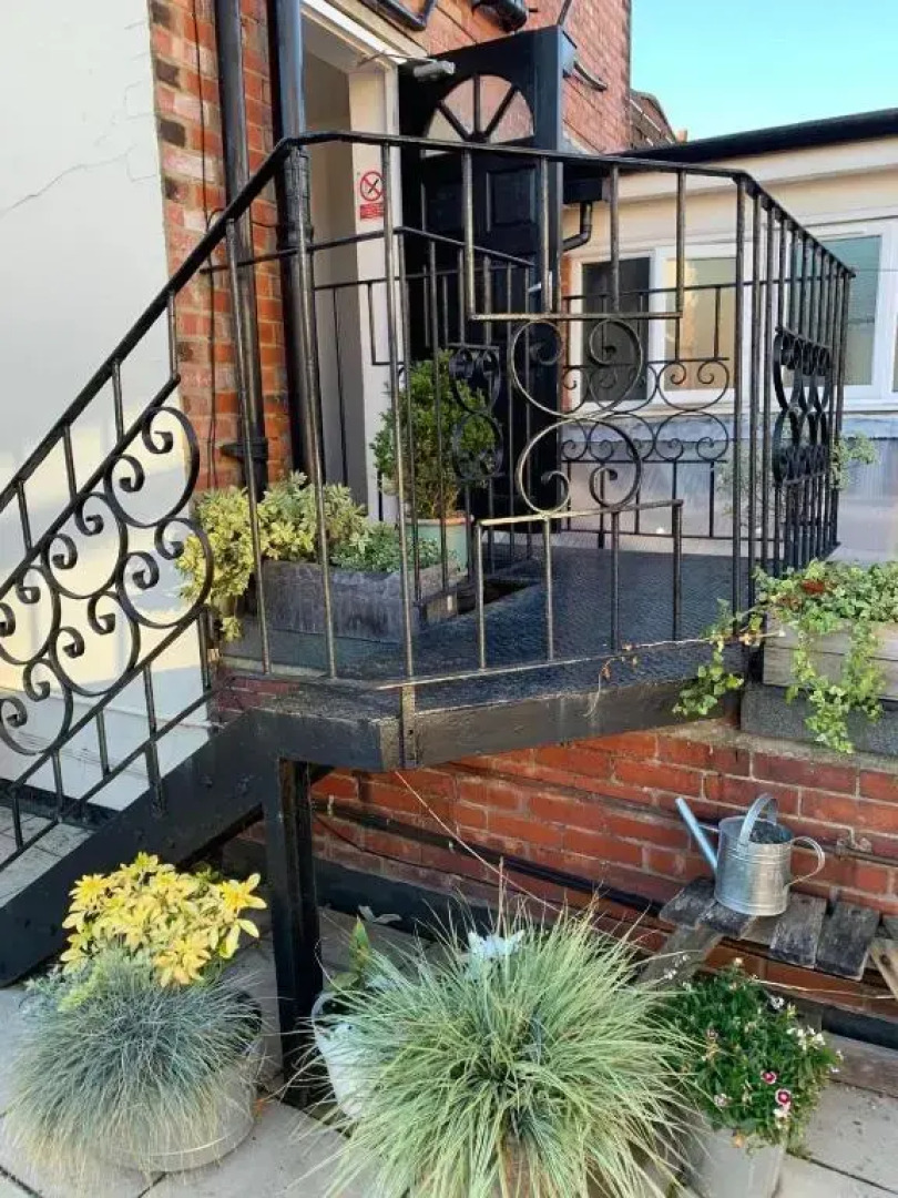 The Clock Tower Apartment - Large, Modern, 2 bed apartment, Southsea with Free parking - sleeps 4