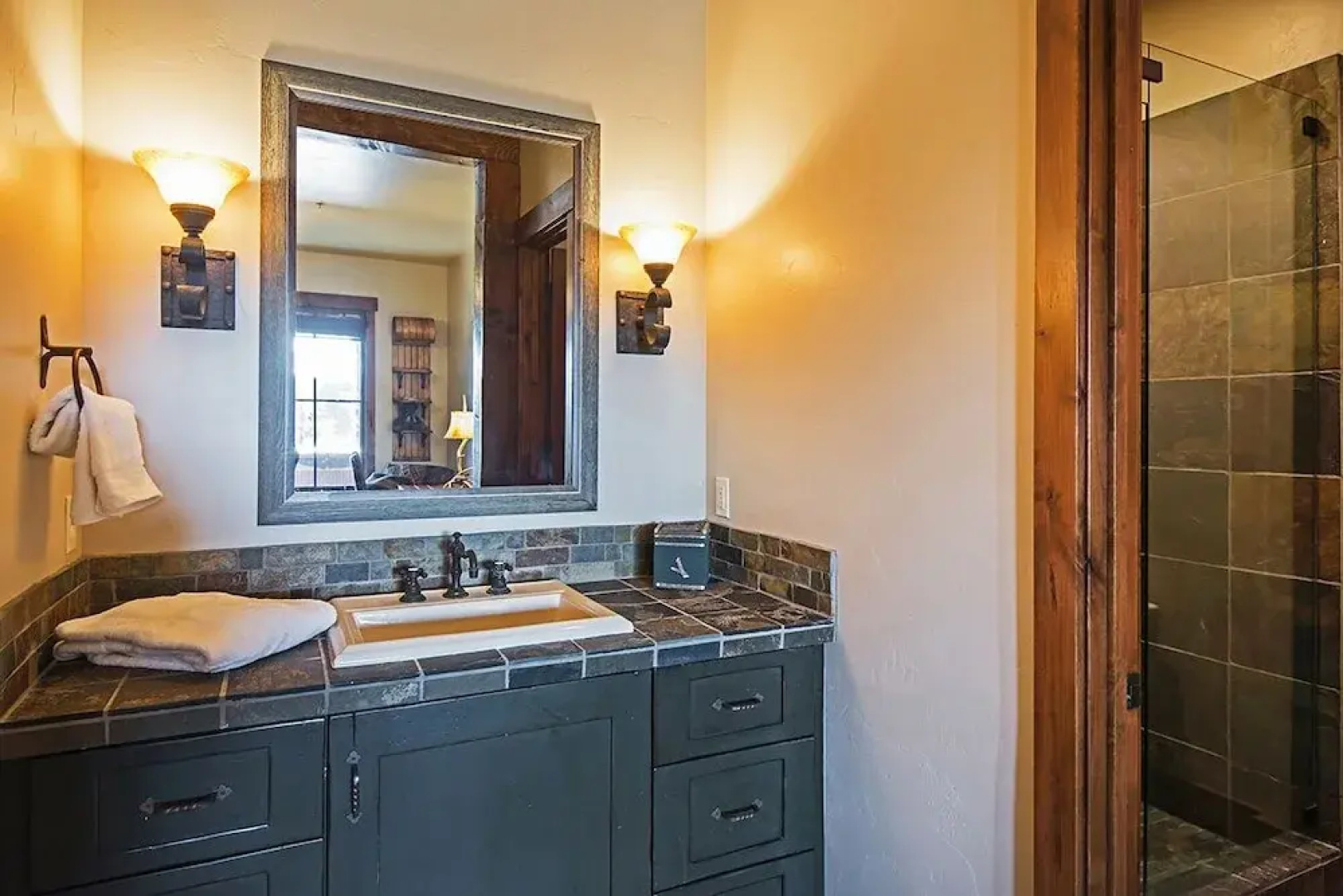 4BR Luxury Ranch Cabin by RedAwning