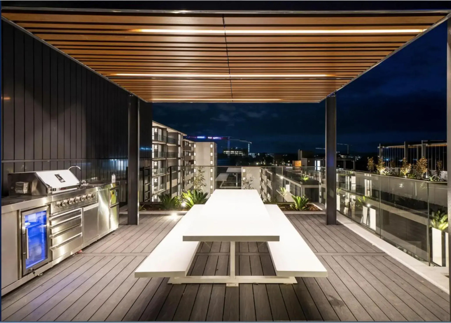 The Hamptons - Lux 2 Bed 2 Bath, Pool - Central Location