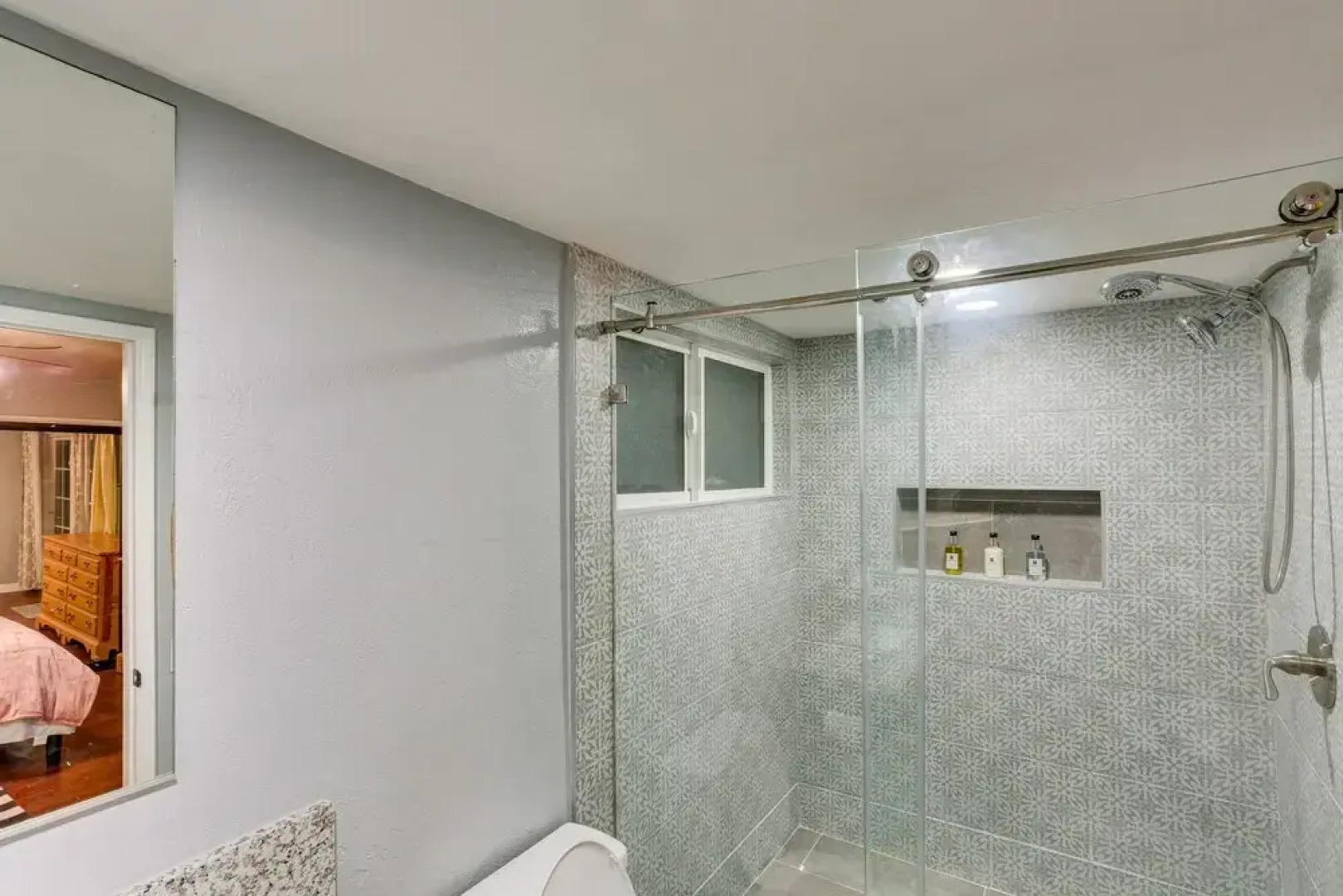 Cabin w/ 2 Decks - 3 Mi to Lake Arrowhead Village!