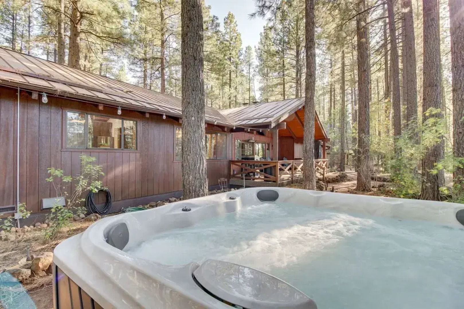 Pinetop Cabin w/ 2 Fireplaces & Hot Tub!