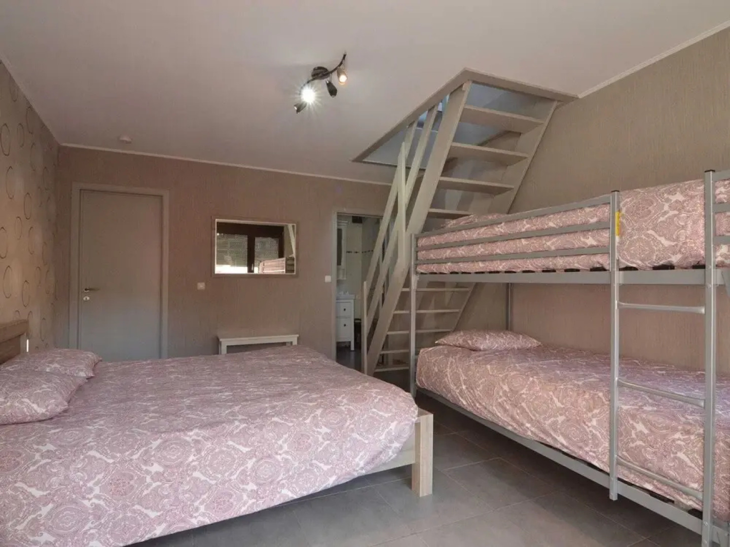 Modern and Comfortable Apartment Close to the Mosel, Shops and Restaurants