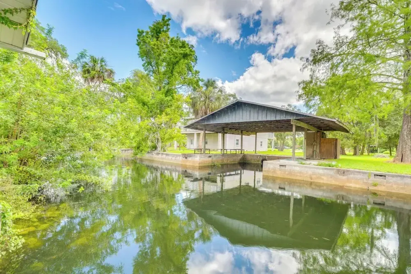 Sunny Home in Yankeetown w/ Lanai & Backyard!