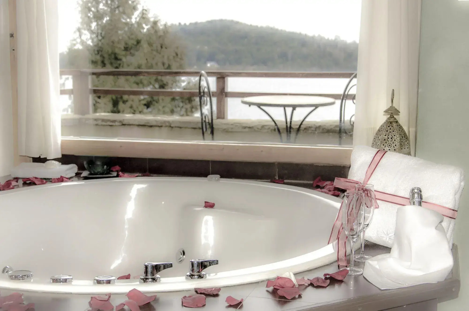 Lirolay Suites