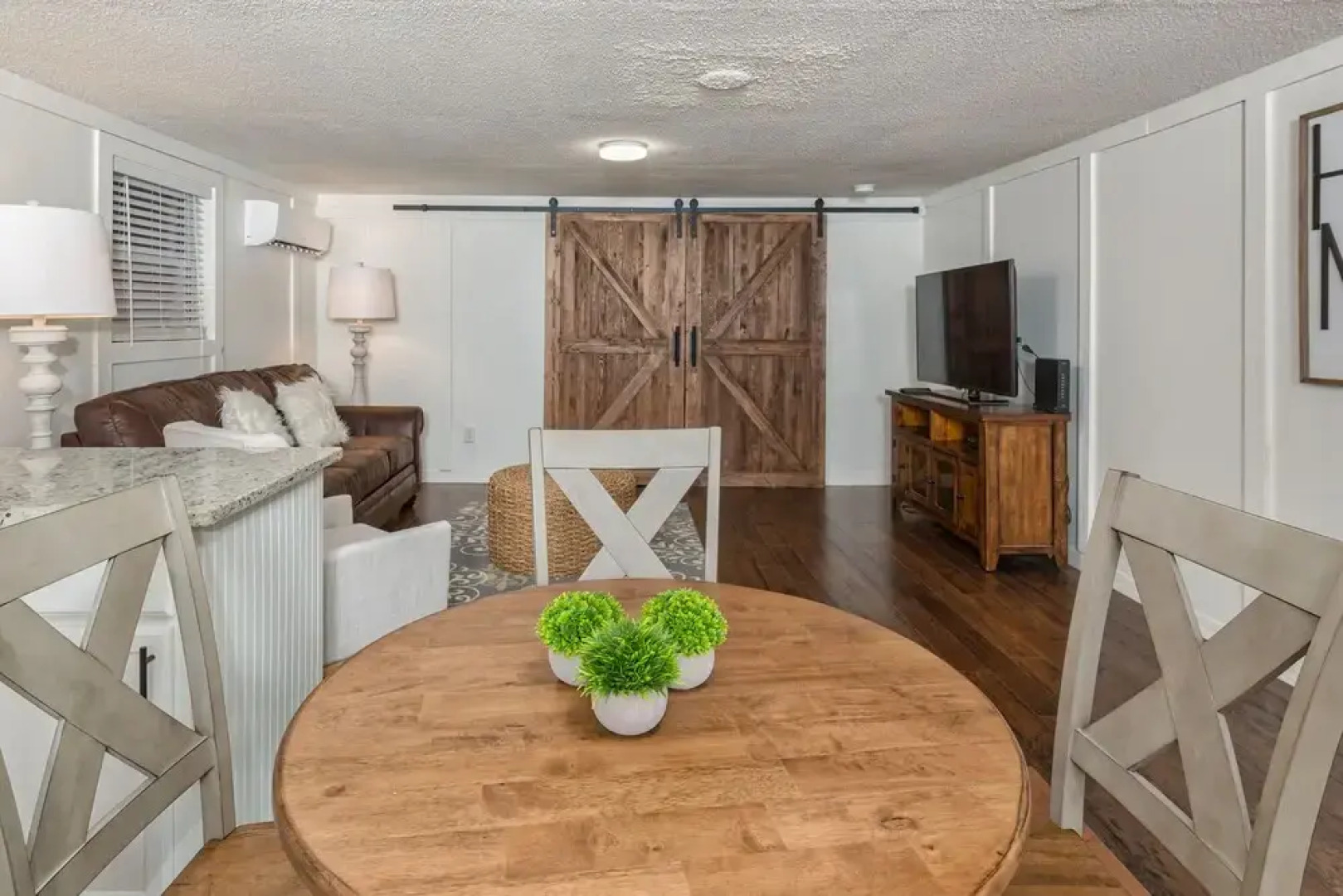 Mountain Modern Getaway Hot Tub and Arcade Games