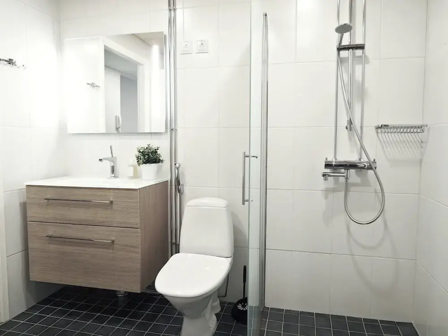 Modern 1BR Apt with Sauna, Balcony & Free Parking