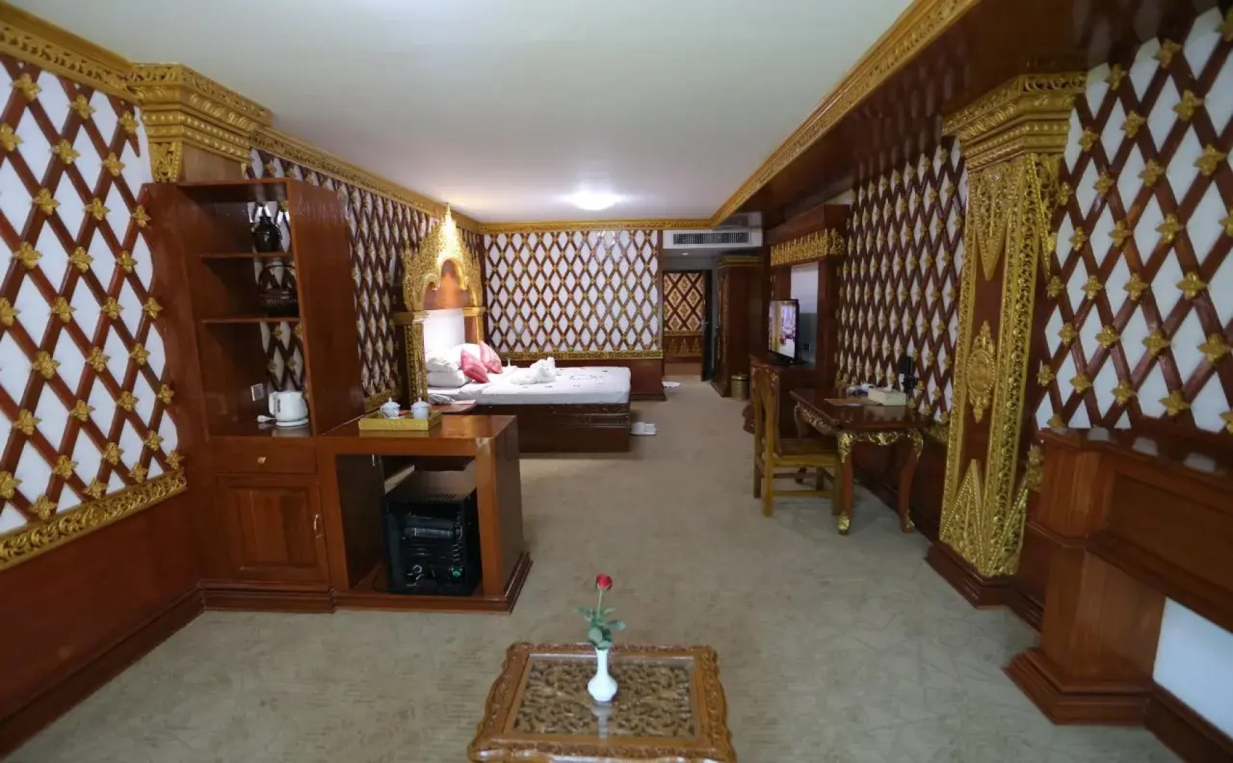 Su Tine San Royal Palace Hotel