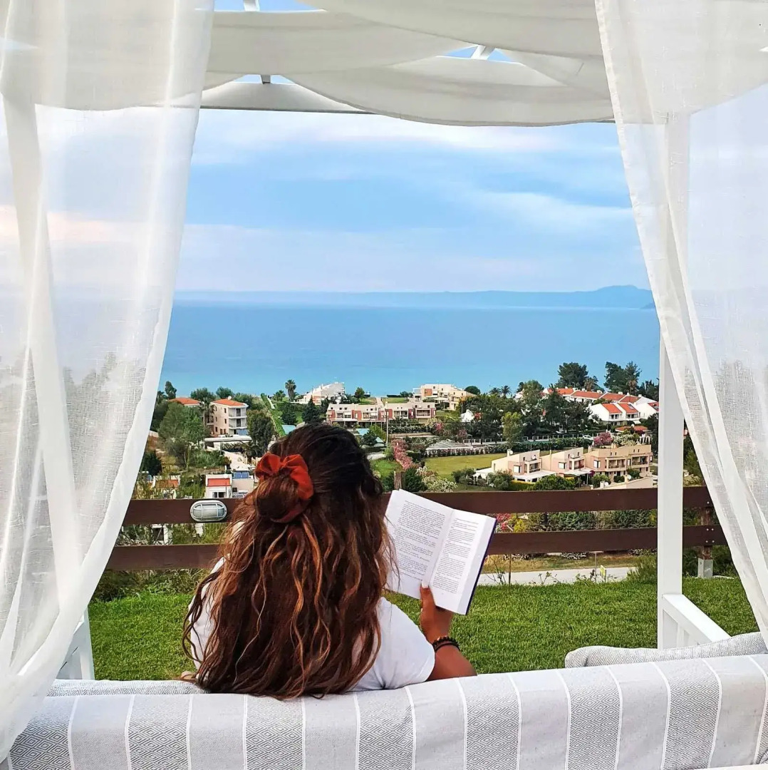 Bungalow White Apartments and Suites