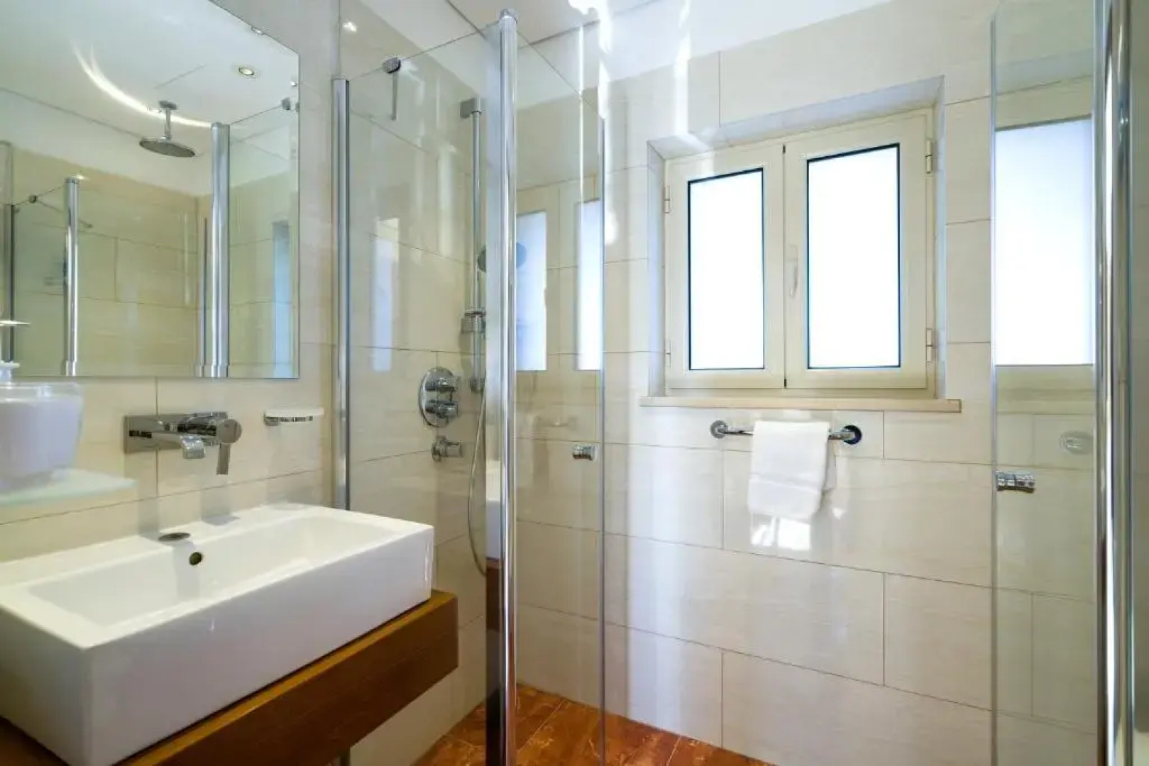 5 bedroom Villa Rio with large private pool and hot tub, Aphrodite Hills Resort