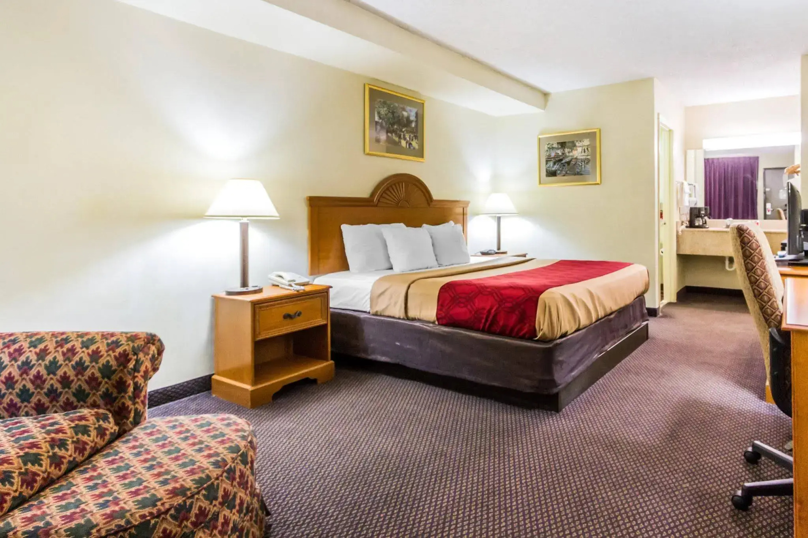 Econo Lodge & Suites Clarksville near Governors Square Mall
