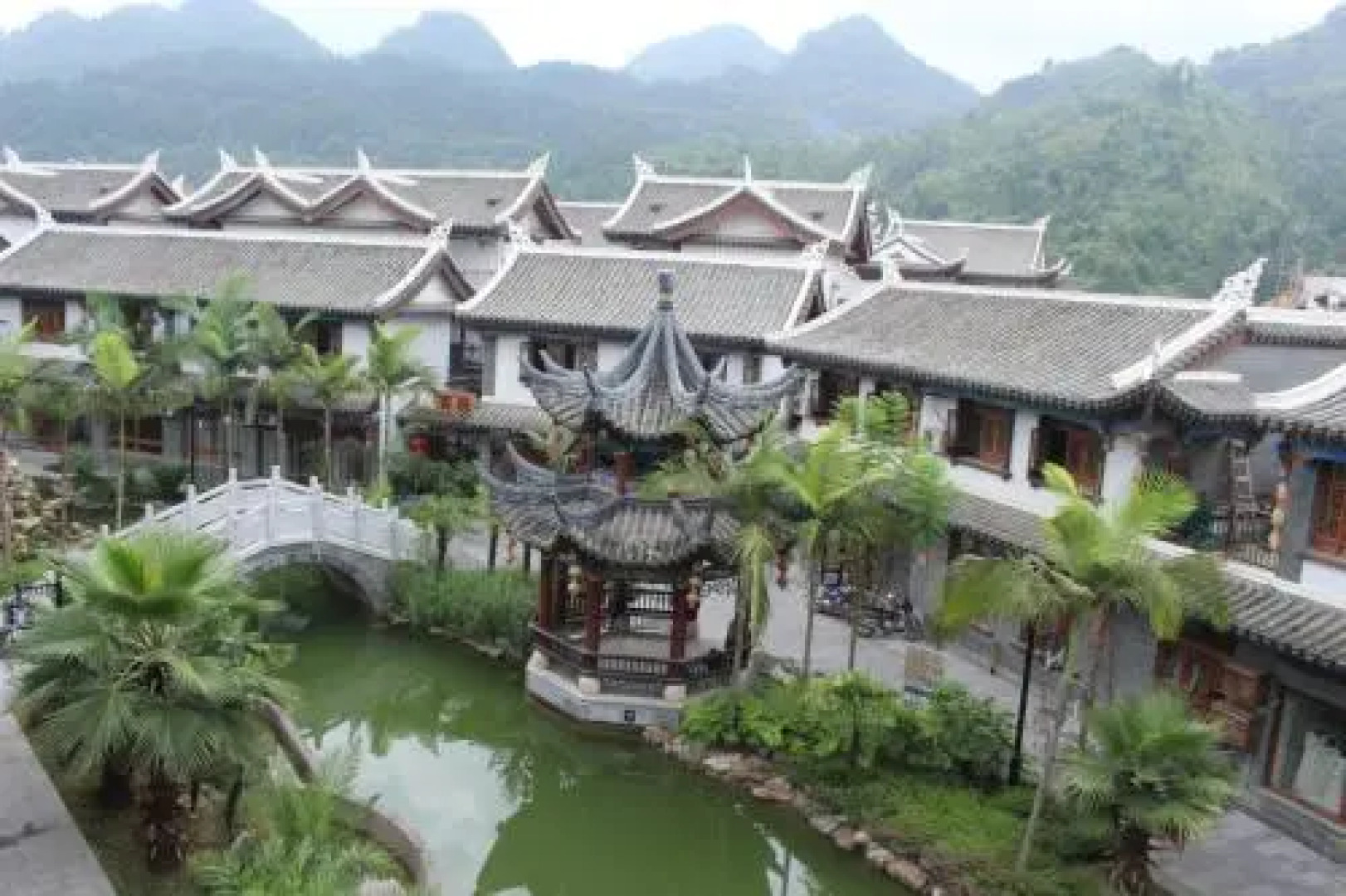 Libo Moon in Mountain Inn