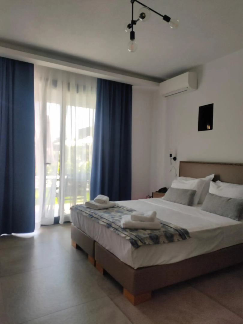 Theros Villas & Suites