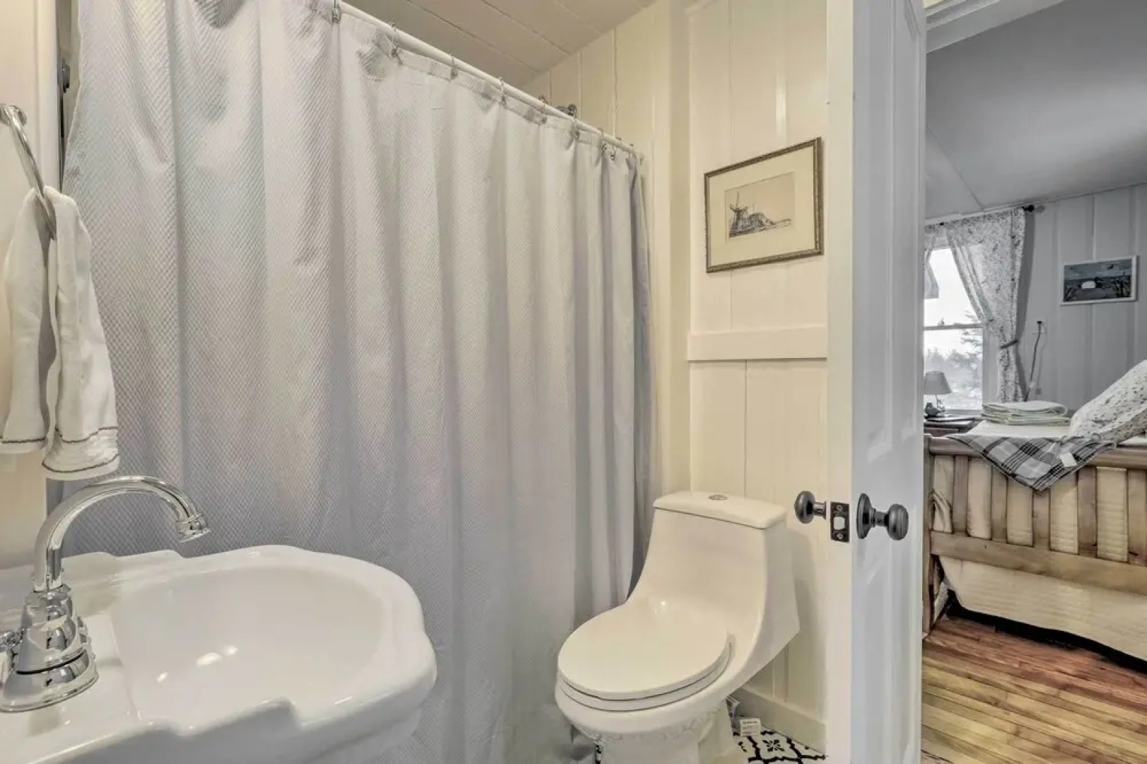 Charming Sutton Cottage: Walk to Lake & Farm!