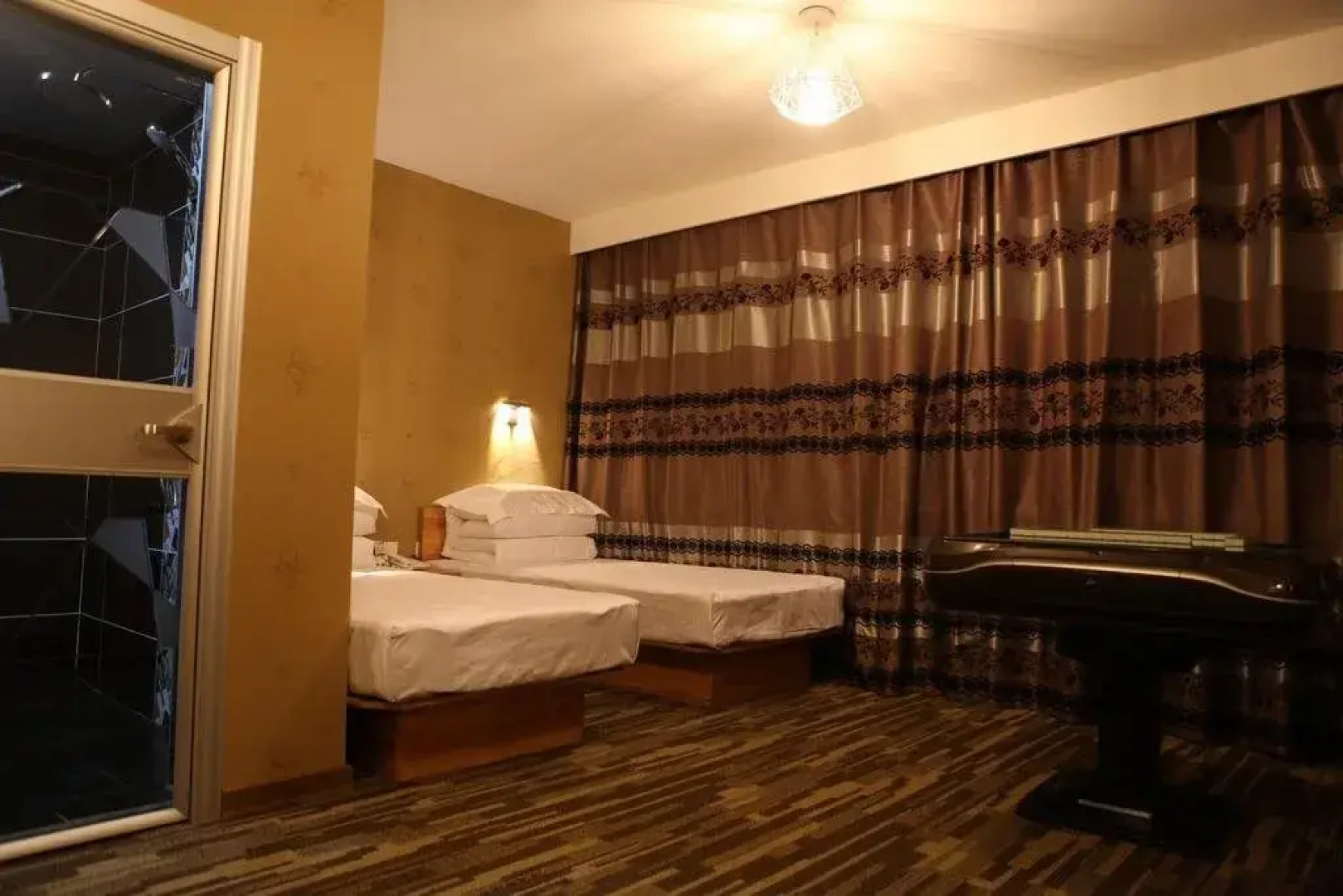 Caihong Jia'ri Inn Donghu Branch