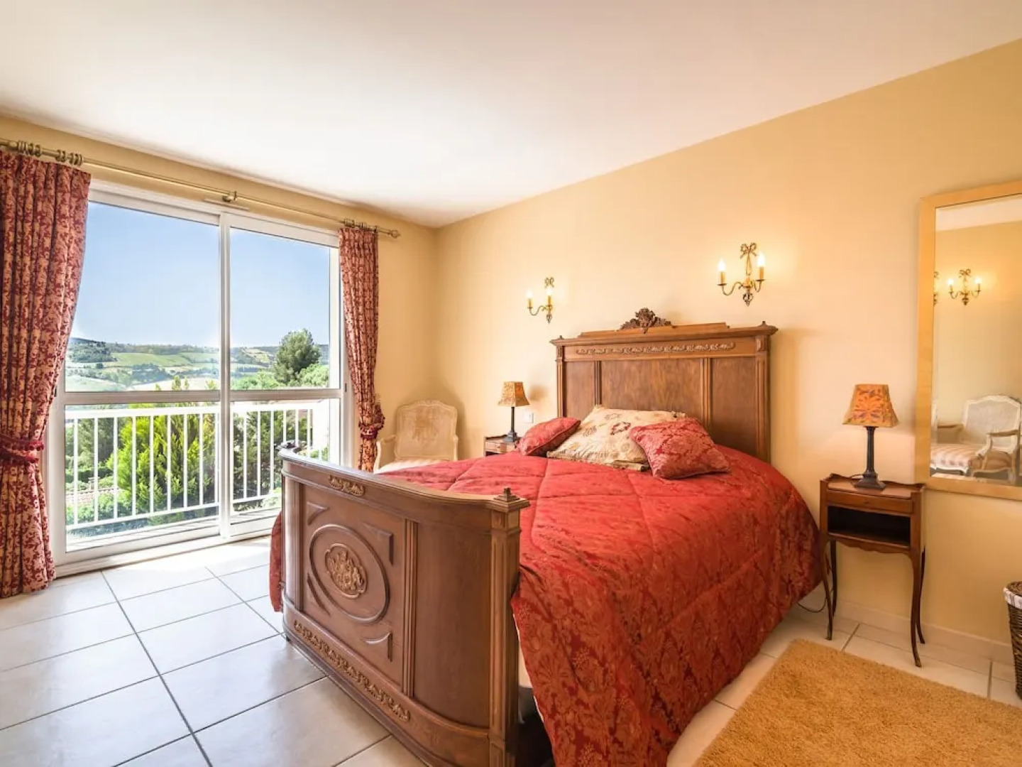 Spacious Villa With Private Swimming Pool and Fully Enclosed Garden