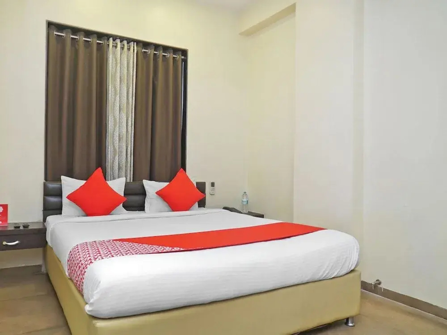 OYO 23524 Shades Of Royal