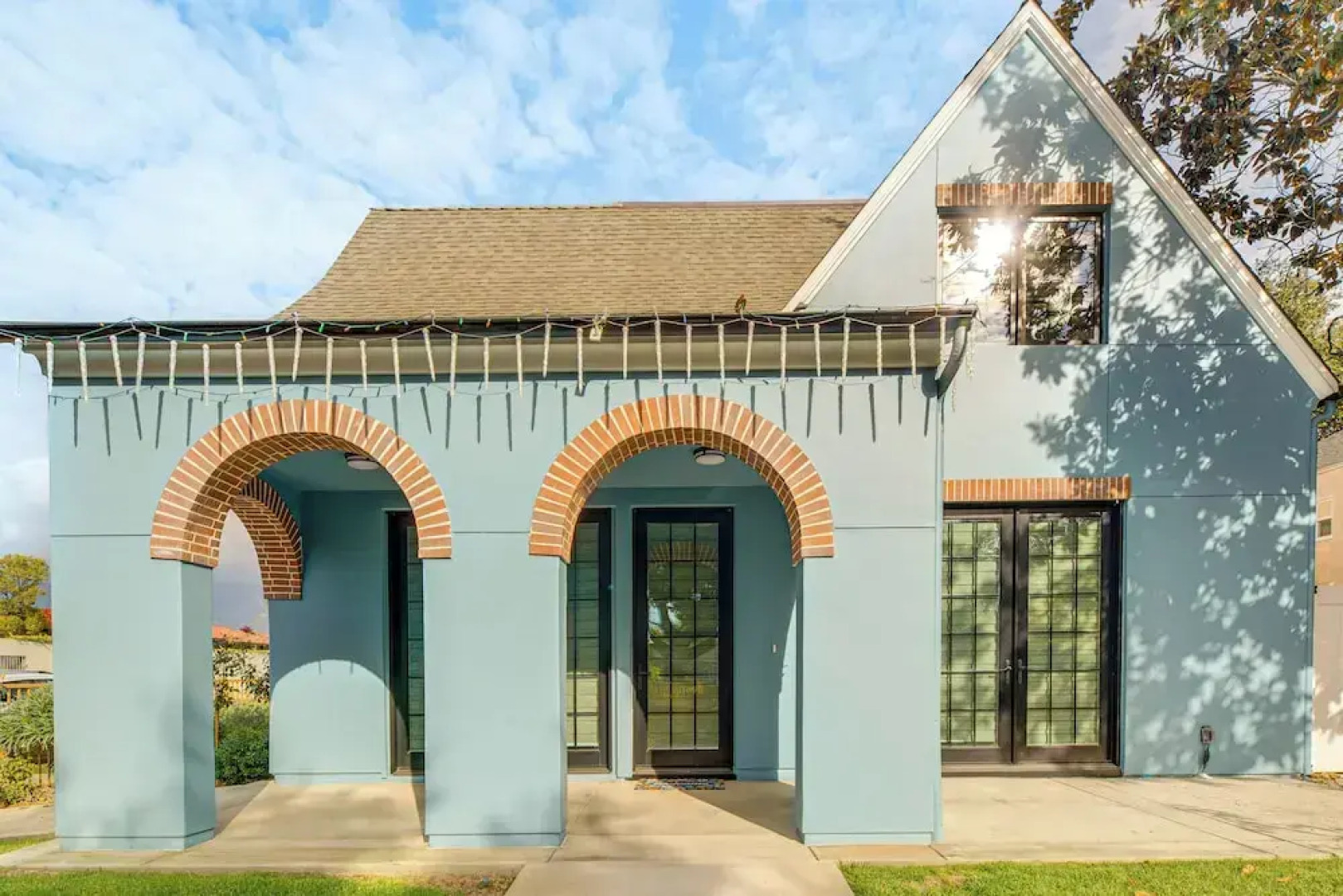 Shop, Dine & Explore Pasadena! The Lincoln Home