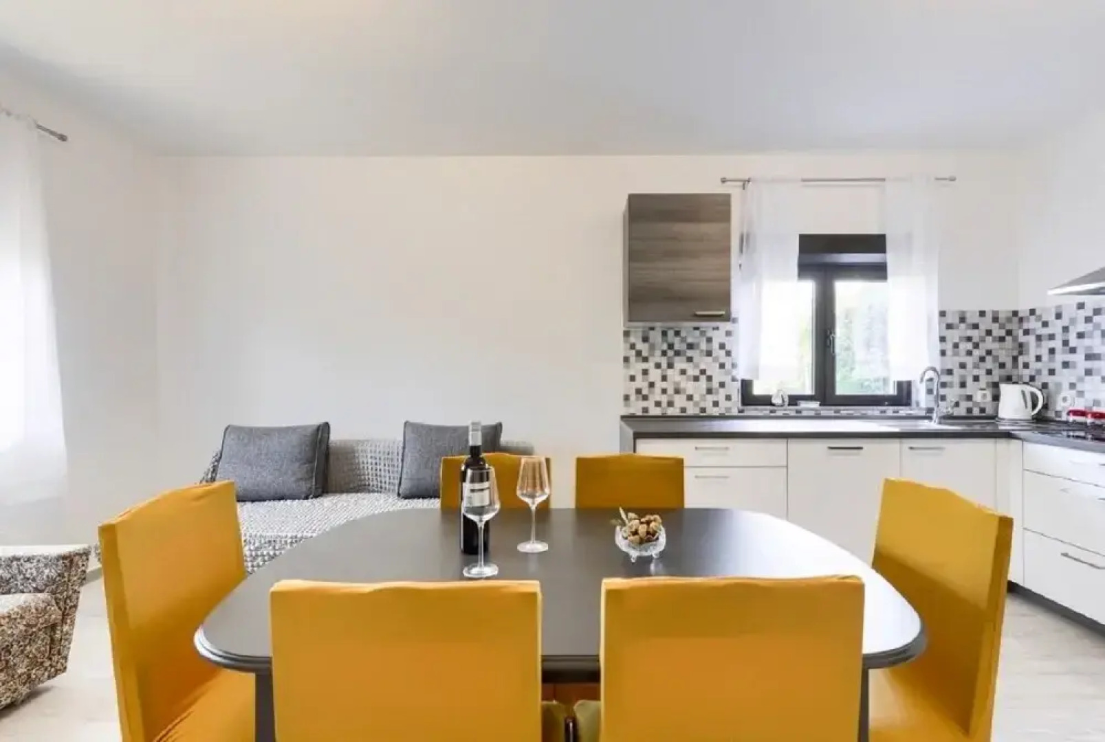 Edi - Amazing Location by the sea - A4