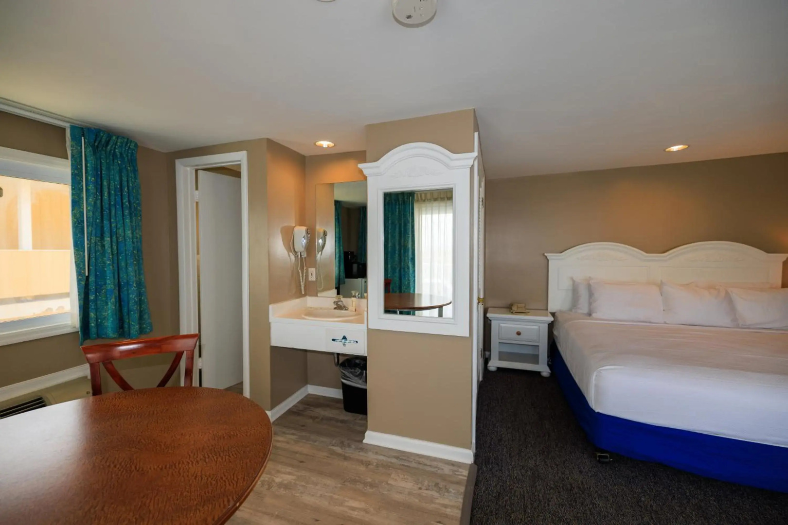 The White Sands Oceanfront Resort & Spa