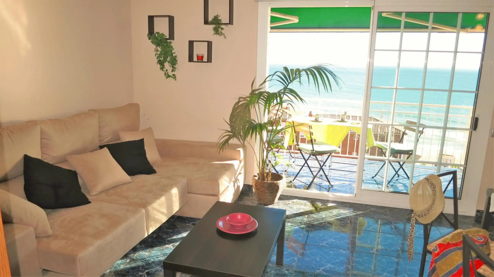 Bianca Seaview & Beach Apartment