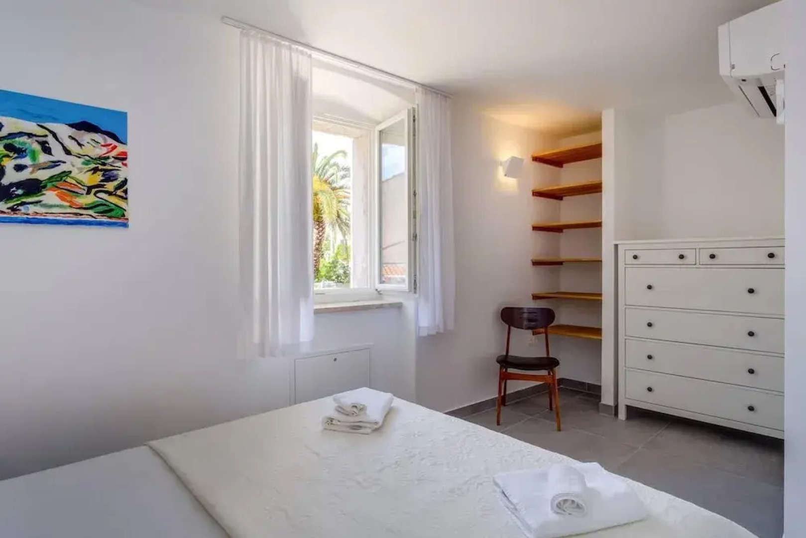 Impeccable 4-bed Apartment in Osor