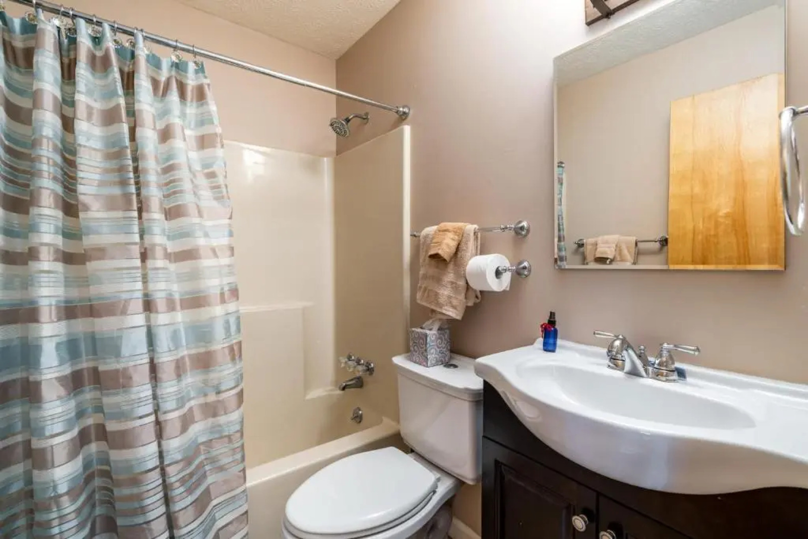 Private Creek, Hot Tub, Huge Deck at Chalet Cabin