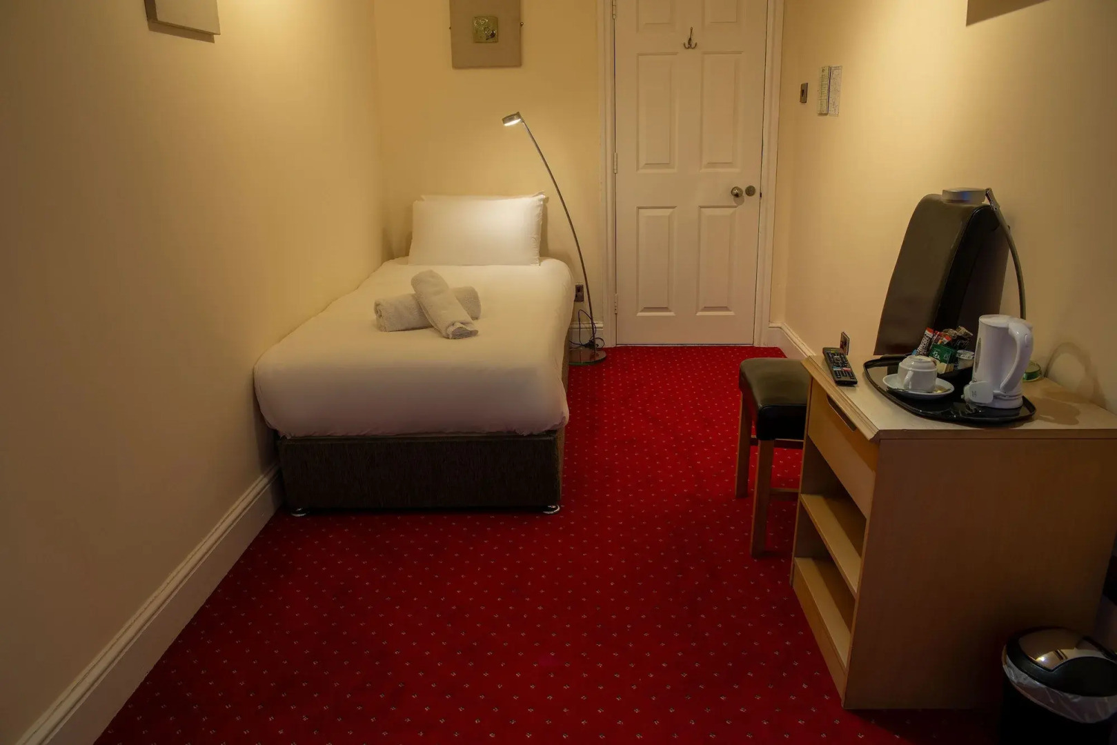 The Knighton Apartment by Paymán Club