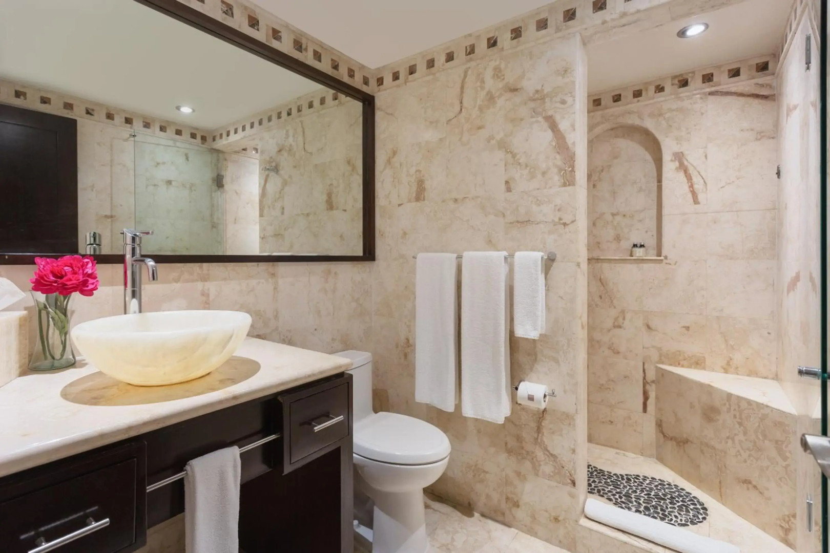 El Taj Oceanfront & Beachside Condo Hotel