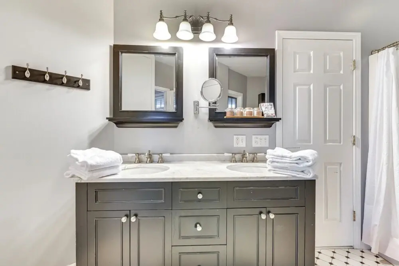 Mountain Views & Fire Pit: Sandgate Getaway