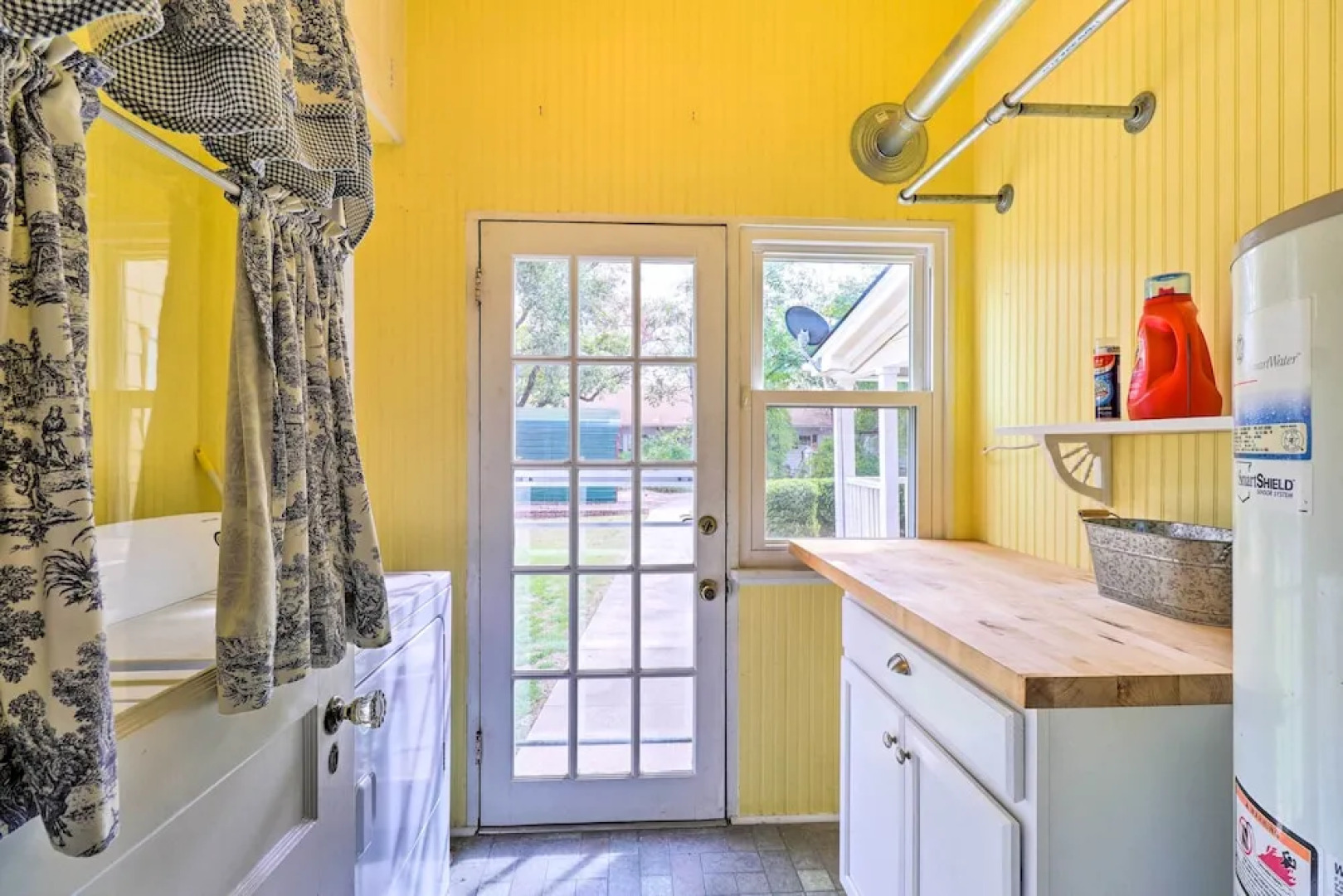 1920s Corsicana Home - Spacious Group Getaway!