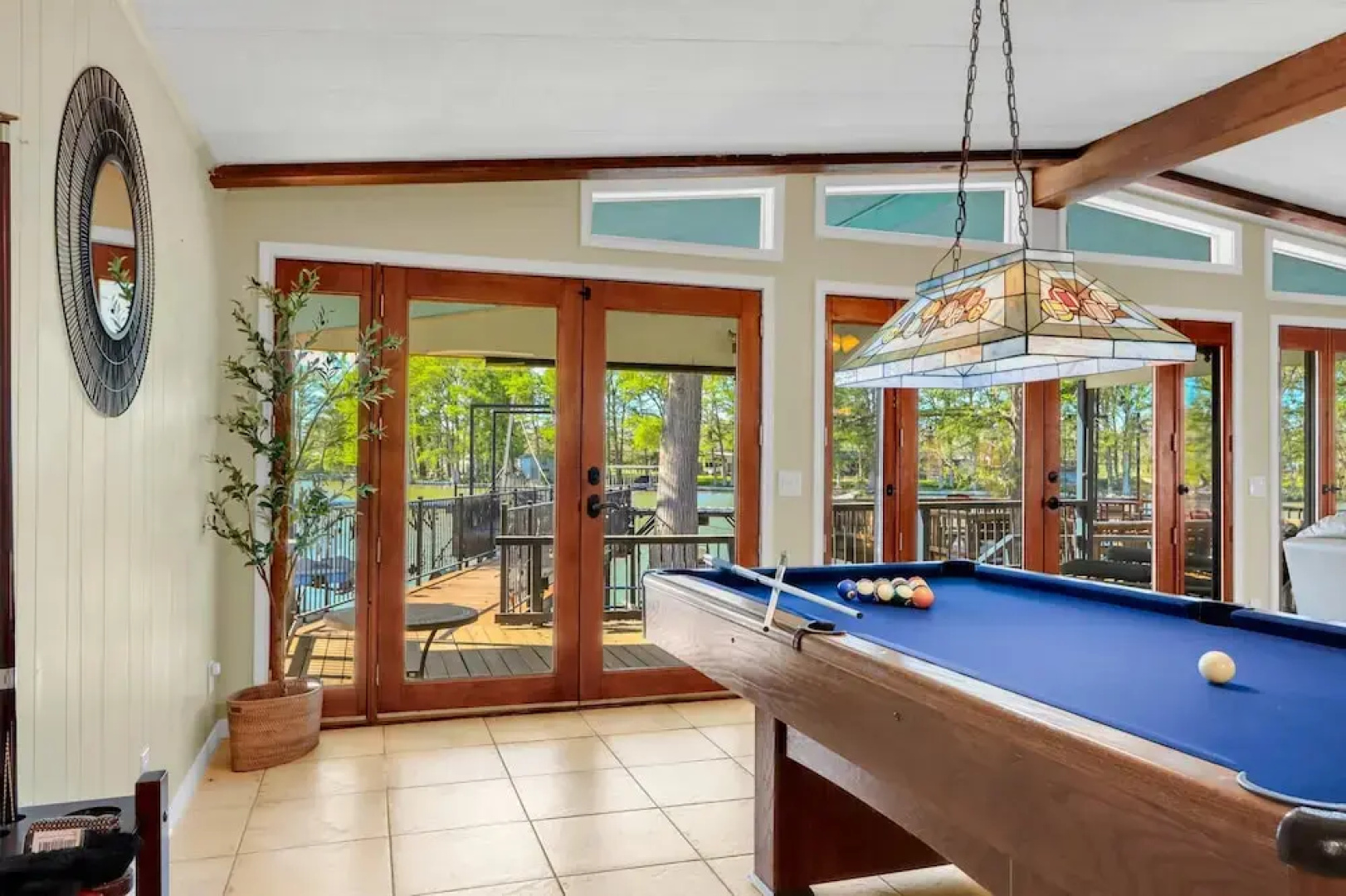 Amazing Lakefront Escape - A Stunner For Sleeps 14