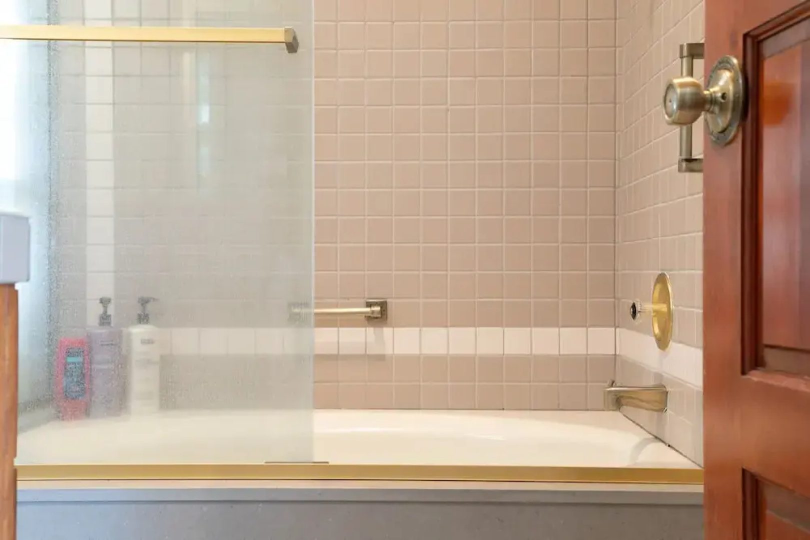 Sunny Pasadena Mansion, Sparkling Heated Pool & Projector Room!