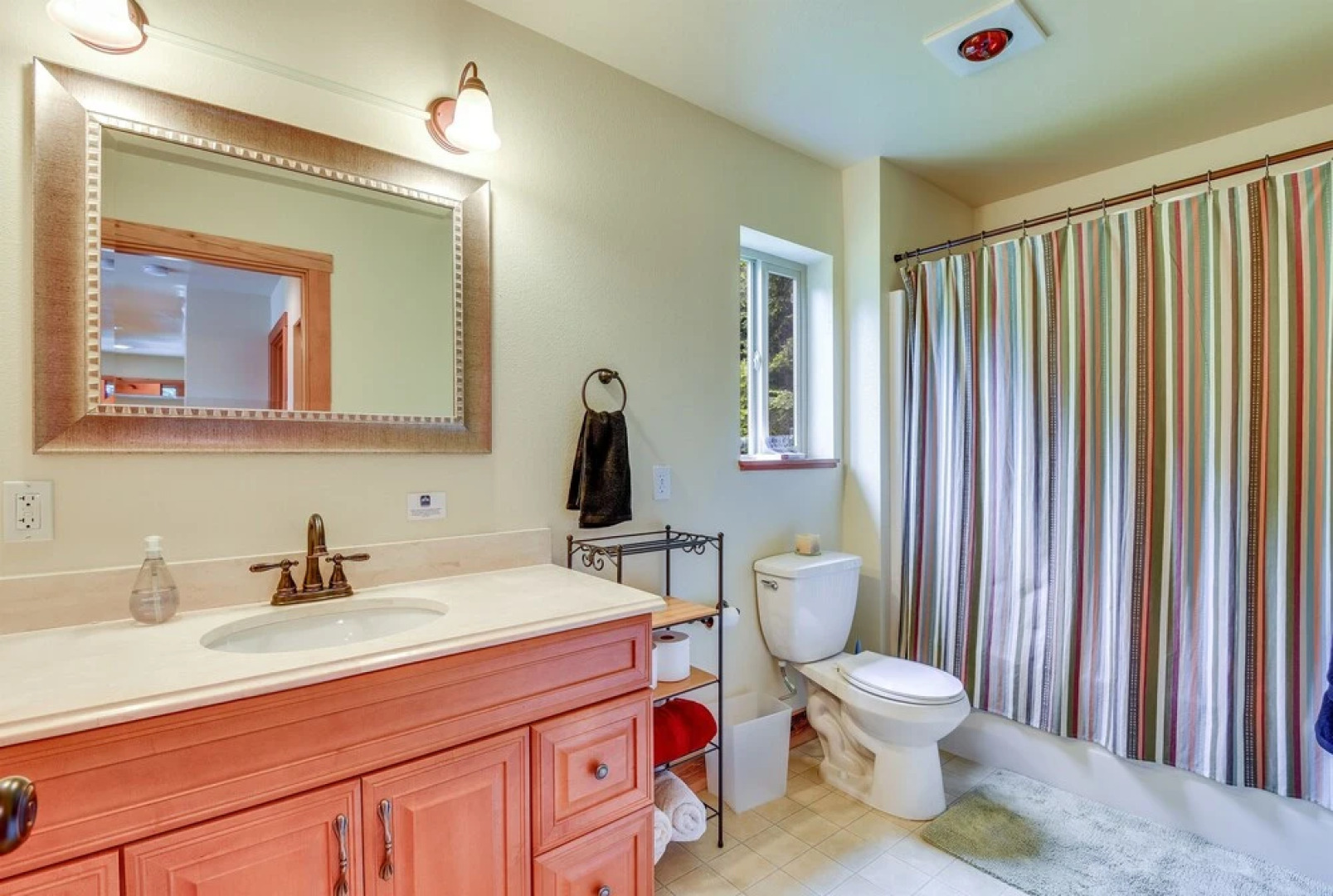 Little Bear Lodge - Three Bedroom Home with Mountain View