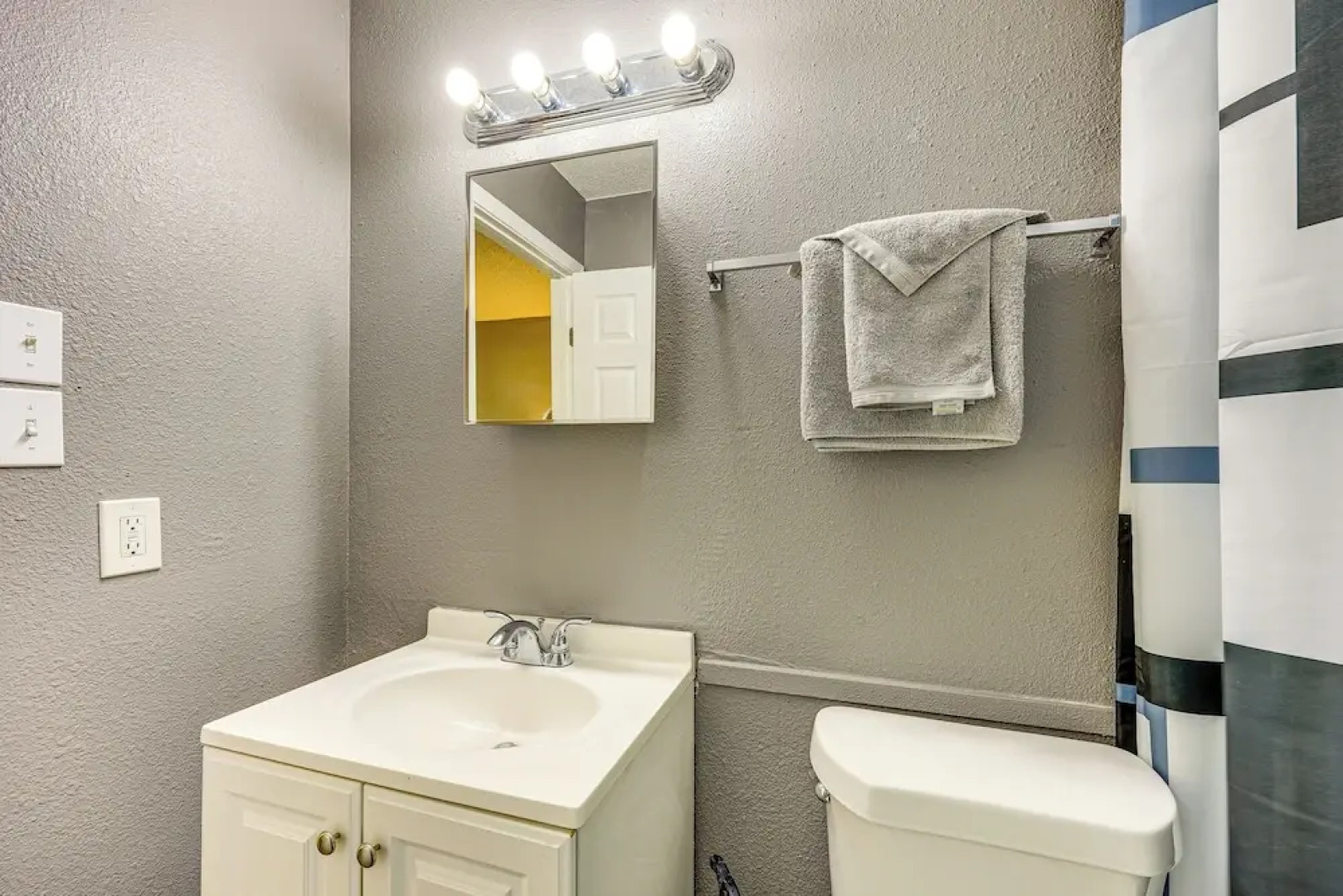 12 Mi to The Alamo: Converse Home w/ Foosball