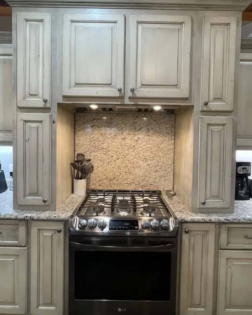 Nature lovers dream! Steps from fishing plus 140 acres of hiking! 4 Bedroom Home by RedAwning